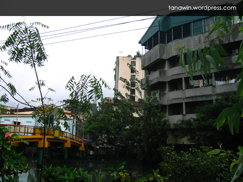 This is what the surroundings of Alvarado Street in Binondo looks like as of September 27, 2008. It really has not changed much in the past decade or so... 