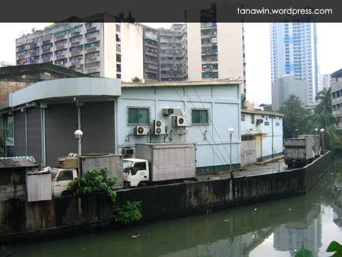 This is what the surroundings of Alvarado Street in Binondo looks like as of September 27, 2008 (as viewed from the bridge on Reina Regente Street). It really has not changed much in the past decade or so... 