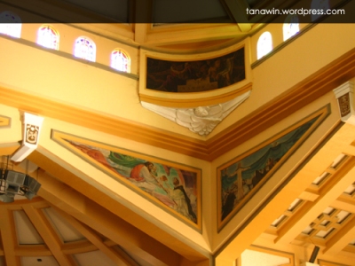 The triangular murals are by Carlos Francisco, while the rectangular one above them is by Antonio Garcia Llamas. These are situated at the right side of the cupola (if you are to view it from the nave).